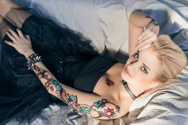 Kobieta z tatuaż henną — Zdjęcie stockowe
