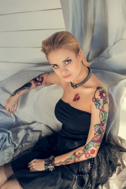 kına dövmesi olan kadın