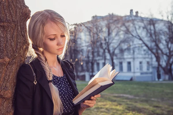 Mädchen mit Büchern — Stockfoto