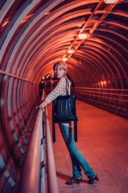 gece şehir içinde genç kadın