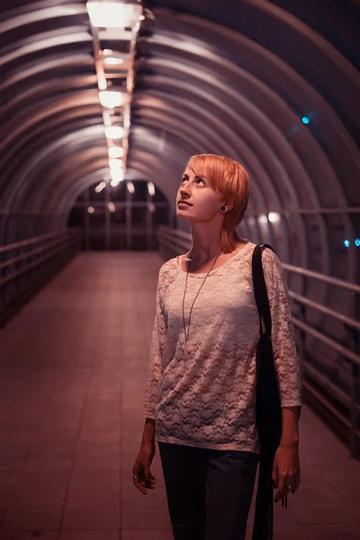 Jeune femme dans la ville de nuit — Photo
