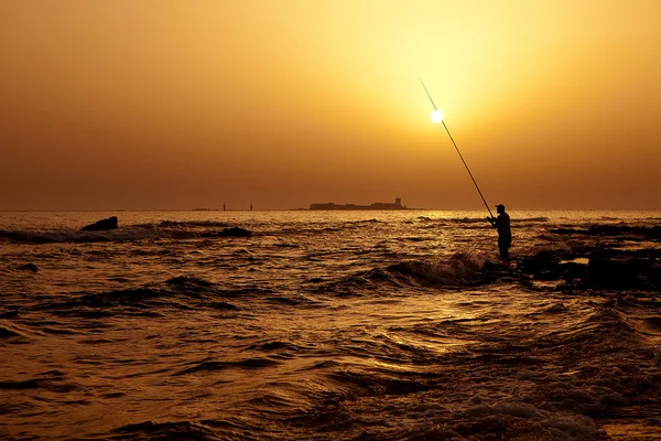 Pescador en roca — Foto de Stock