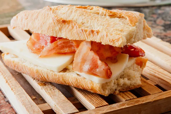 Salamlı sandviç — Stok fotoğraf