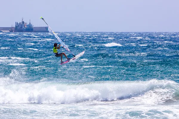 Windsurfen op gran canaria. — Stockfoto