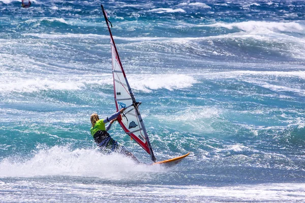 Windsurfen op gran canaria. — Stockfoto