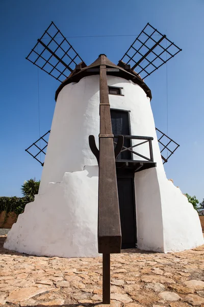 Antiguo molino de viento —  Fotos de Stock