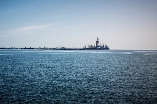 Booreiland bij dock — Stockfoto