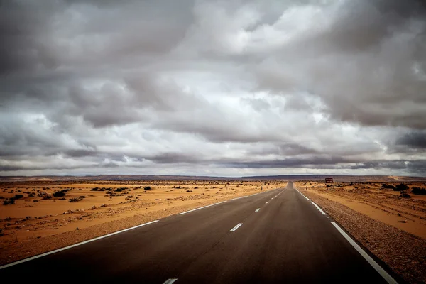 Straße auf Wüste — Stockfoto
