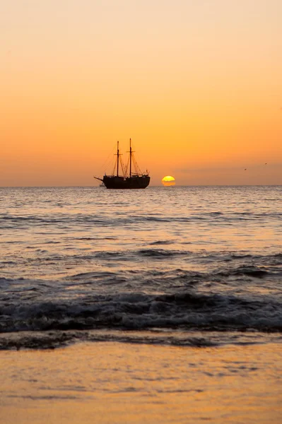 日落和船 — 图库照片