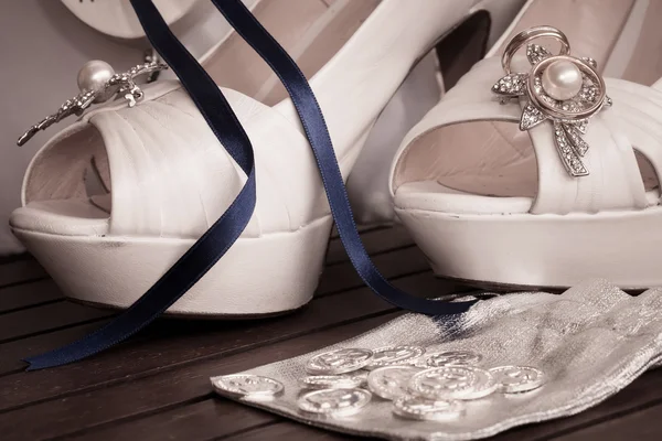 Свадебная обувь и кольца — стоковое фото