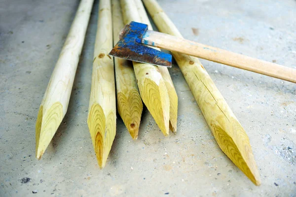 Alcuni Pali Legno Con Ascia Pronta Lavori Costruzione — Foto Stock