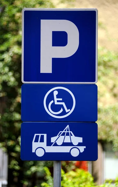 Vehicle Removal Service Case Taking Disabled Parking Space Sign Close — Stock Photo, Image