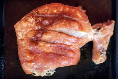 Owen, yağlı tabakta kızarmış domuz eti pişiriyor.