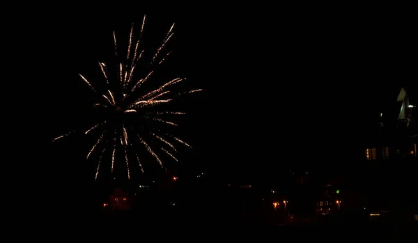 Fuegos Artificiales Cielo Nocturno Sobre Pueblo Celebración Año Nuevo —  Fotos de Stock