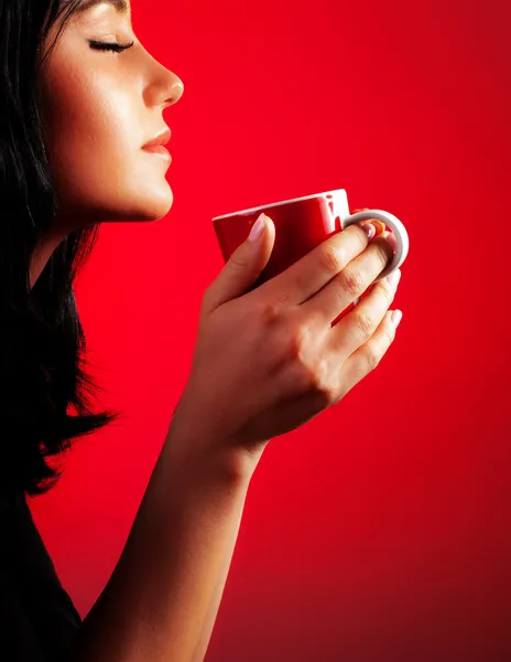 Mooie dame die koffie drinkt — Stockfoto