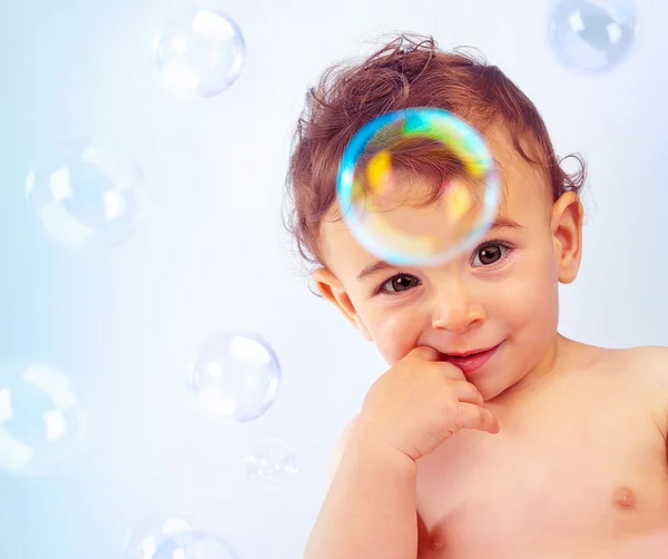 Fröhlicher kleiner Junge — Stockfoto