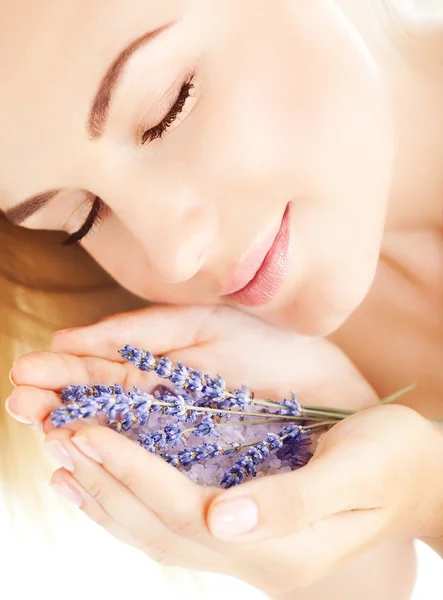 Vacker flicka doften lavendel blommor — Stockfoto