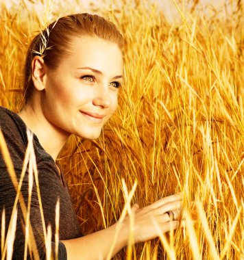 buğday alan kadın