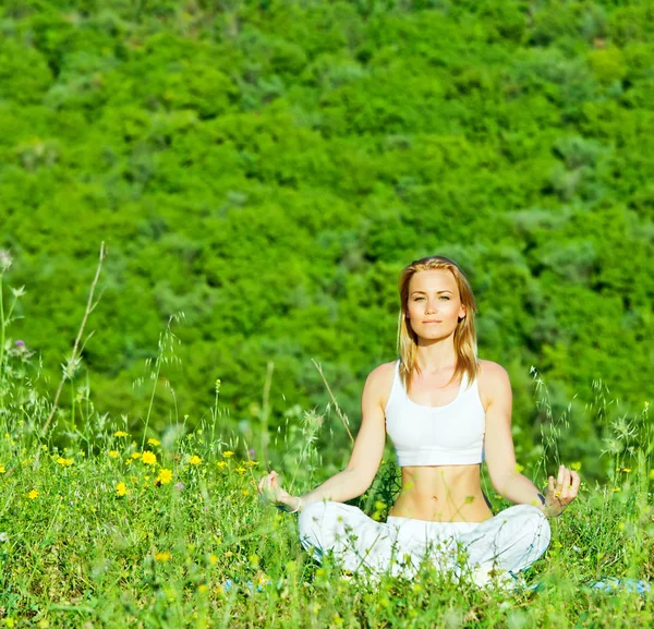 Postura de yoga —  Fotos de Stock