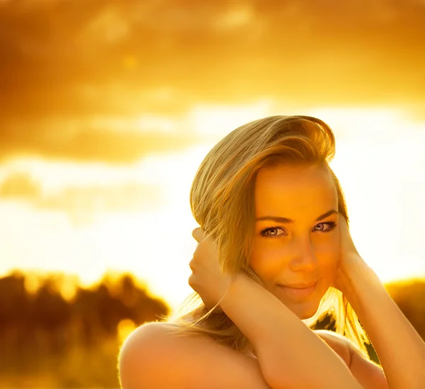 Красива жінка під час заходу сонця — стокове фото