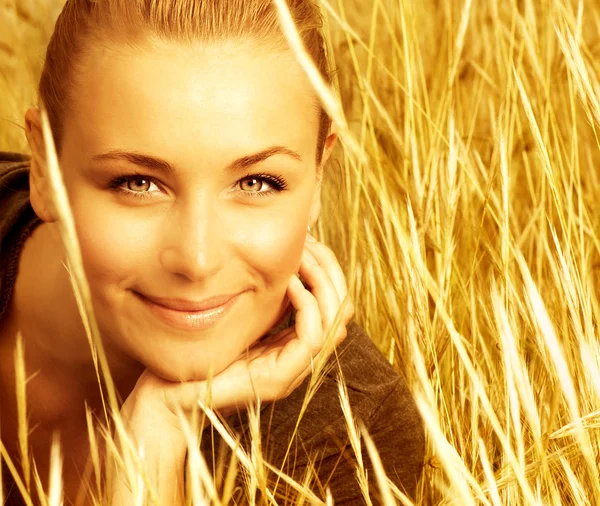 Beautiful female on wheat field — Stock Photo, Image