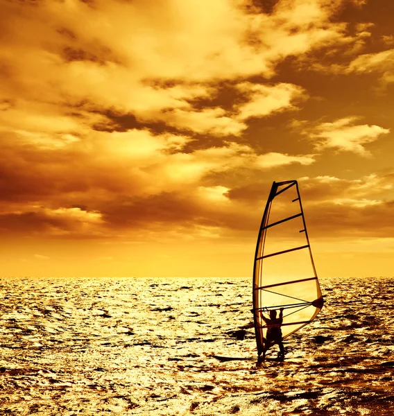 Silueta windsurfista al atardecer — Foto de Stock
