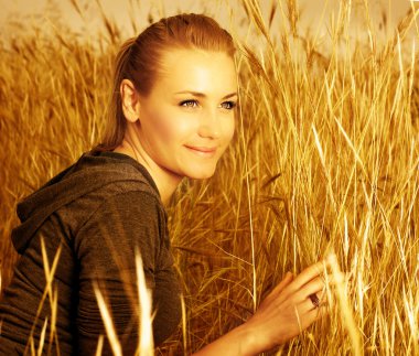 buğday alan güzel kadın