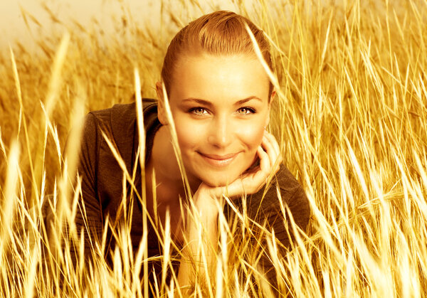 Девушка на пшеничном поле