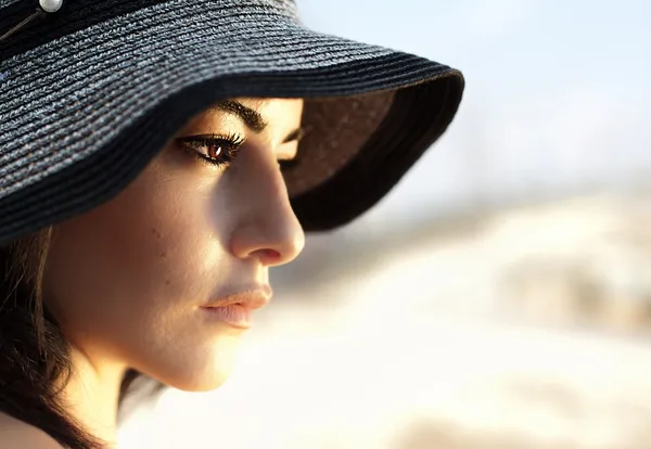 Atractiva hembra con sombrero — Foto de Stock