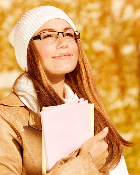 Sonbaharda öğrenci kız portresi — Stok fotoğraf