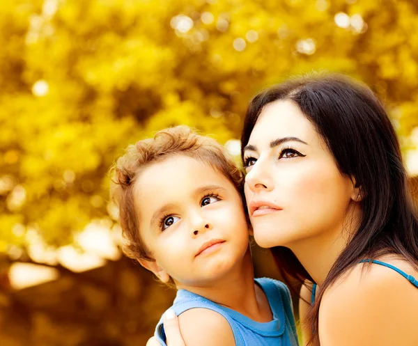 Jeune famille en automne — Photo