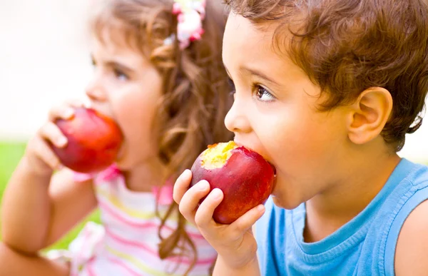 Crianças felizes comendo maçã Fotos De Bancos De Imagens Sem Royalties