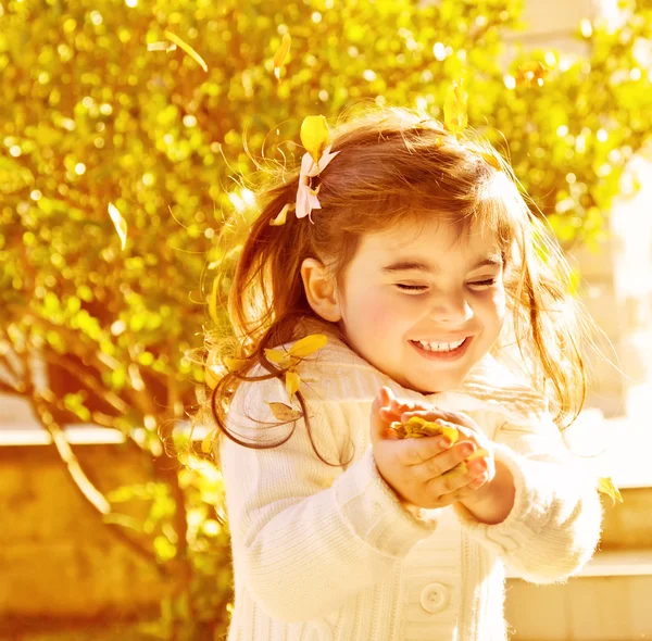 Felice bambina nel parco autunnale — Foto Stock