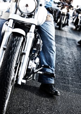 ciclistas montando motos
