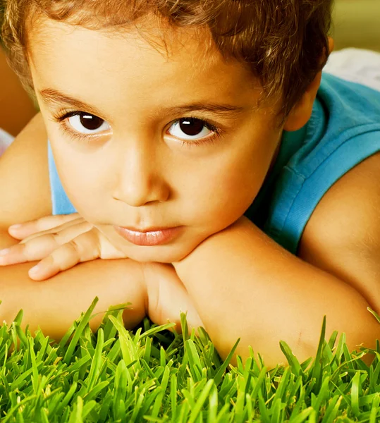 Yeşil çimenlerin üzerinde küçük bir çocuk — Stok fotoğraf