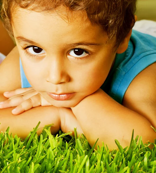 Menino pequeno na grama verde — Fotografia de Stock