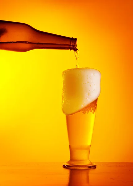 Ober gieten bier — Stockfoto
