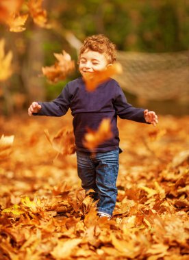 arka bahçesinde üzerinde erkek bebek