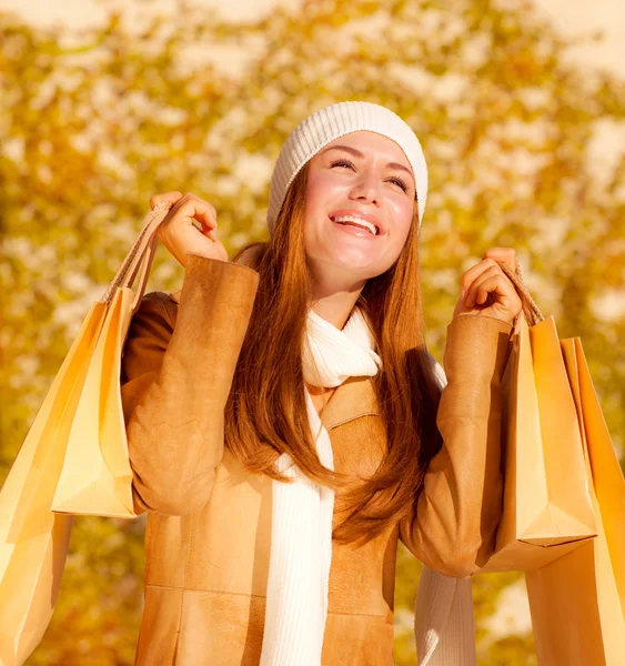 Alışveriş torbalı mutlu kız. — Stok fotoğraf