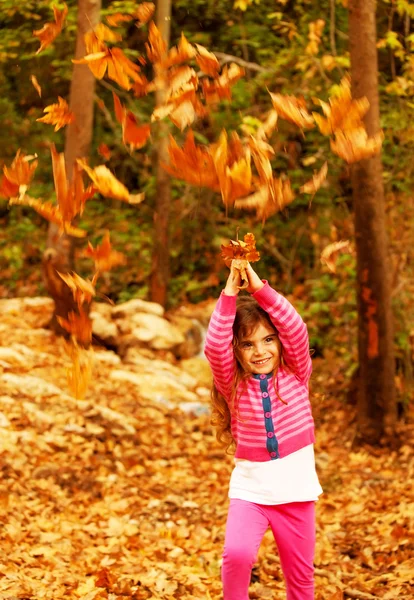 Menina pequena desfrutando da natureza — Fotografia de Stock