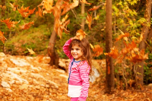 Doce menina na floresta de outono — Fotografia de Stock