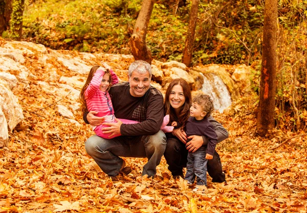 Wesoły rodziny w lesie jesienią — Zdjęcie stockowe