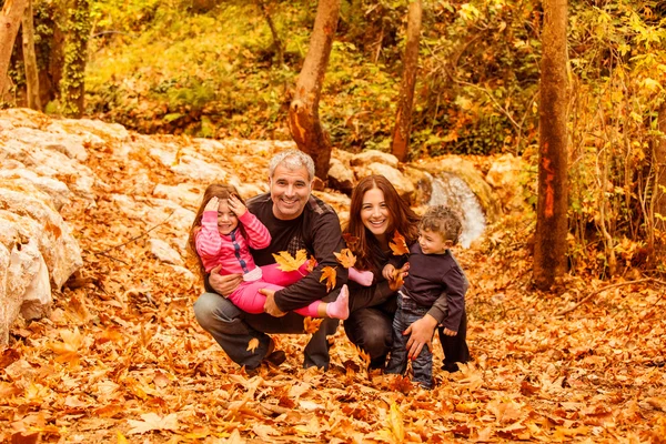 Młode rodziny w jesienny Las — Zdjęcie stockowe