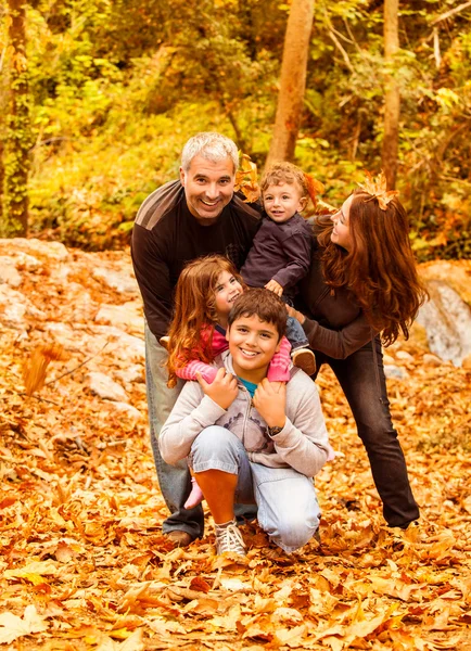 Dışarıda mutlu bir aile — Stok fotoğraf