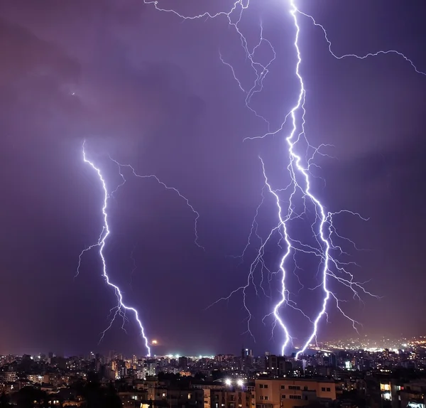 Relámpago en la ciudad — Foto de Stock