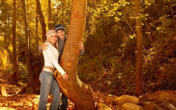 Amare la famiglia nella foresta — Foto Stock