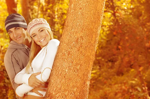 Porträtt av familj i skogen — Stockfoto