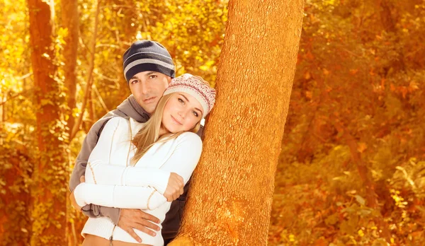 Couple aimant en forêt — Photo