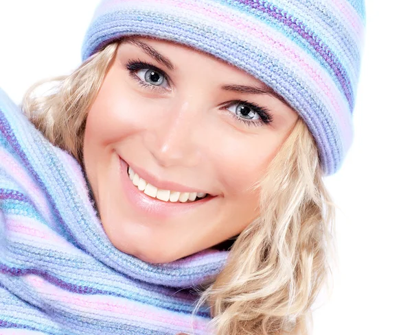 Šťastná dívka v zimní čepice — Stock fotografie