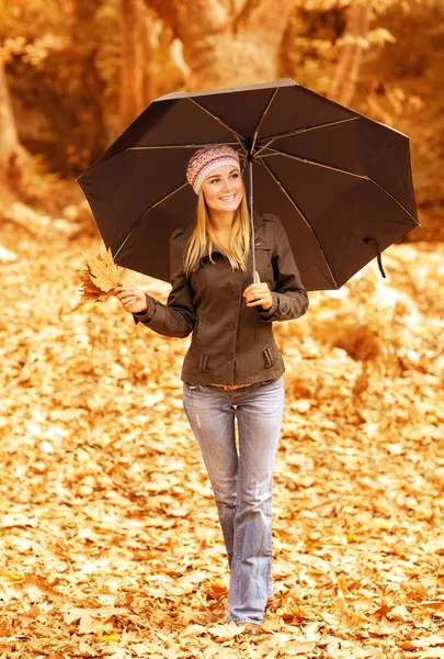 Leuk meisje met paraplu — Stockfoto